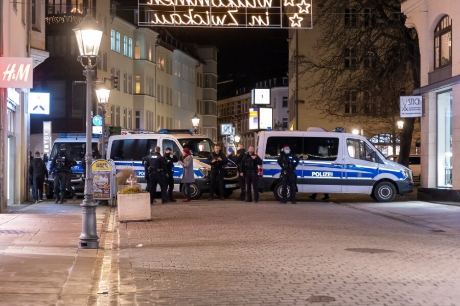 Polizeieinsatz während der Kundgebung vom vergangenen Mittwochabend in Zwickau: Die Beamten versperren die Straße, halten Teilnehmer auf. Das geschieht aber nicht immer. 