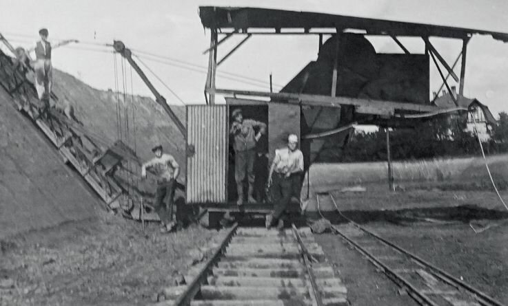 Die Popps brannten Ziegel auch für die Göltzschtalbrücke - Der erste Bagger, der 1931 in der Ziegelei eingesetzt wurde, war eine enorme Erleichterung bei der täglichen Arbeit. 