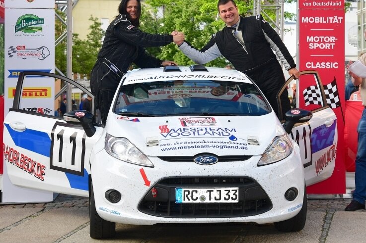 Das Ehepaar Jan und Ivonne Horlbeck holten mit ihrem Ford Fiesta in ihrer Rennklasse den 2. Platz bei der AvD-Sachsen-Rallye, die am Wochenende in ihrer Heimat, im Vogtland Station machte.