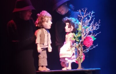 Die Puppen spielen wieder - Laura Waltz mit der Dornröschen-Puppe und Sabine Weitzel mit Matteo zur Premiere im Puppentheater. 