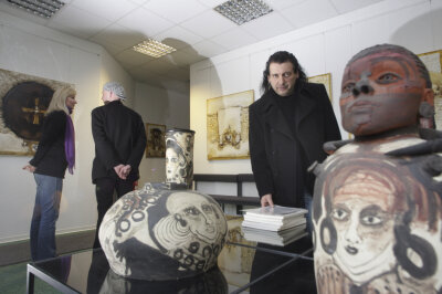 Die Rätsel der Erde in Bildern - Mit imposanter Keramik und großflächigen Reliefbildern ist der Chemnitzer Künstler Jean Schmiedel in den neuen Räumen der Galerie Art Forum in Burgstädt zu sehen.  