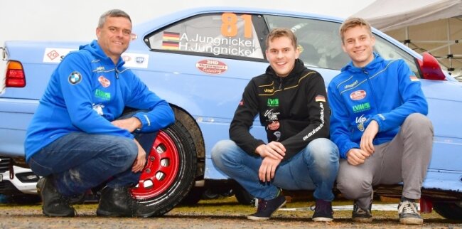 Die Rallye-Strecke als Familientreff - Eingeschworenes Team: Henrik, Aaron und Arwed Jungnickel (v. l.) leben ihr Hobby gemeinsam aus.
