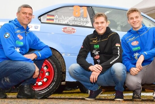 Die Rallye-Strecke als Familientreff - Eingeschworenes Team: Henrik, Aaron und Arwed Jungnickel (v. l.) leben ihr Hobby gemeinsam aus.