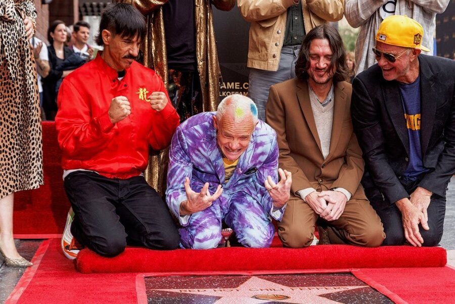 Die Red Hot Chili Peppers haben mit John Frusciante ein neues Album vorgelegt: Endlich wieder Solos! - Wieder vereint: Sänger Anthony Kiedis, Bassist Flea, Gitarrist John Frusciante und Drummer Chad Smith (von links) feiern ihren Stern auf dem Hollywood Walk of Fame. 
