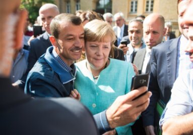 "Die Regierung hat einen Plan" - Selfie mit Symbolcharakter: Angela Merkel mit einem Flüchtling.