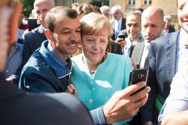 Selfie mit Symbolcharakter: Angela Merkel mit einem Flüchtling.
