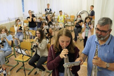 Die Reichenbacher Schalmeien sind zurück - Auch die Jugend probt fleißig für den ersten Auftritt der Schalmeien. Vorn der musikalische Leiter Thomas Hartwig und Luisa Dressel. 