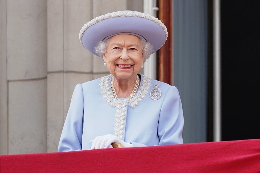 Die Rekordjägerin: Königin Elizabeth II. schon 25.696 Tage - Sie lächelt tapfer weiter: Königin Elizabeth II. 