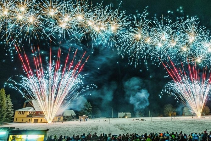 Die Renaissance des Feuerwerks - Nach zwei Jahren Coronaverbot können sich Erzgebirger wieder auf Feuerwerksspektakel wie dieses 2019 in Kühnhaide freuen. 