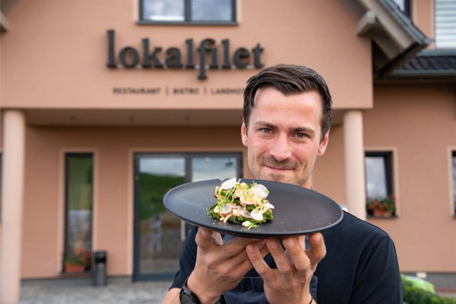 Die Restaurants mit den Top-Bewertungen im oberen Vogtland - Das Lokalfilet in Oelsnitz ist bekannt für seine hochwertigen Speisen. Im Bild präsentiert Gastronom Kevin Seidel wilden Brokkoli.