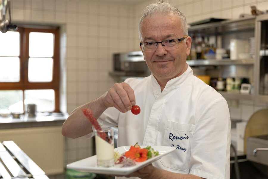 Die Restaurants mit den Top-Bewertungen in der Region Auerbach und Reichenbach - Koch im Restaurant Renior ist Ulf König (im Bild). Chef des Lokals, das vor wenigen Monaten sein 30-jähriges Bestehen feierte, ist André Baldauf.