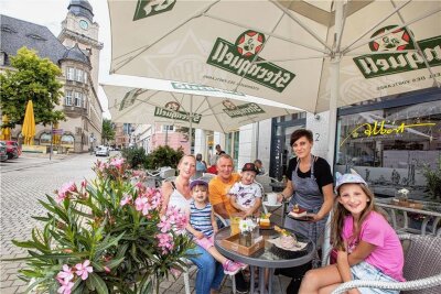 Die Restaurants mit den Top-Bewertungen in Plauen und Umgebung - Das Restaurant & Café Albert auf dem Plauener Altmarkt liegt an der Spitze. Nach den Bewertungen bei Google ist es das beliebteste in der Region. Im Bild ist die Inhaberin Tina Oertel zu sehen, wie sie ihre Gäste bedient.
