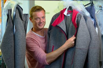 Die Retter der Landschaf-Wolle - Frieder Weißbach, Chef der Jahnsdorfer Studio U&N Textil, mit fertigen Jacken. Nordwolle setzt bei der Fertigung auf Partnerfirmen. 