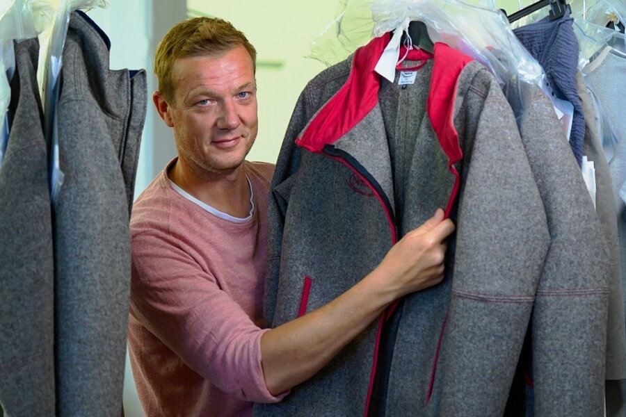 Frieder Weißbach, Chef der Jahnsdorfer Studio U&N Textil, mit fertigen Jacken. Nordwolle setzt bei der Fertigung auf Partnerfirmen. 