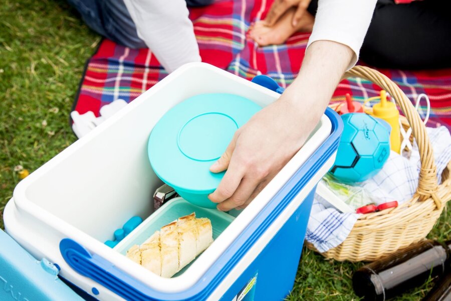 Die richtige Kühlbox für den Sommer finden - Wer sich im Sommer für ein Picknick entscheidet, sollte eine Kühlbox mitnehmen. (zu dpa: "Die richtige Kühlbox für den Sommer finden")