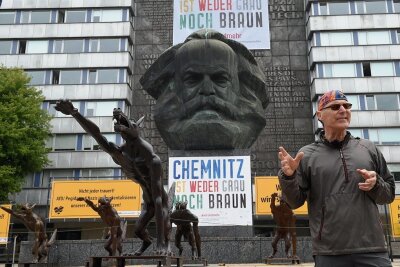 Die Rückkehr der Wölfe - Für einen Tag war Rainer Opolka, Künstler aus Brandenburg, mit seinen Wolfsfiguren am Marx-Monument zu Gast. Wie zuvor schon in Dresden, Berlin und München wurde die Installation zum Austragungsort engagierter Diskussionen - über Hass und Hetze und das, was daraus erwachsen kann.