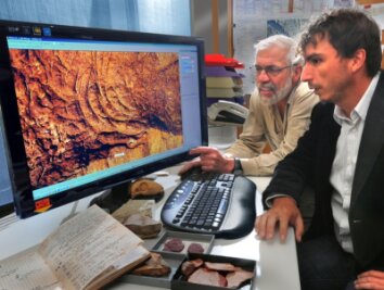 
              <p class="artikelinhalt">Sichelförmige Spuren im Flusssandstein des Atlas-Gebirges in Marokko ließen Sebastian Voigt (vorn) und Jörg Schneider staunen. Die Vielzahl der Funde spricht für eine gesellig unter der Erde lebende Saurierart.</p>
            
