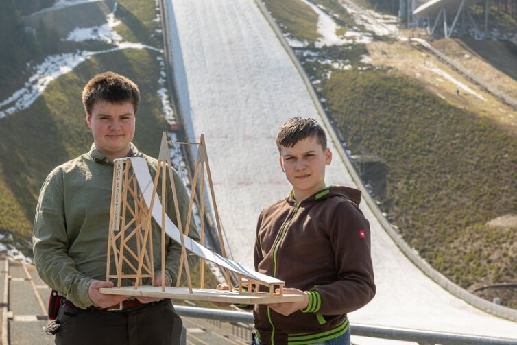 Die Preisträger des Landesschülerwettbewerbes "Junior.Ing": Jakob Kehrer und Jared Weiß (von links) haben für ihr Modell "Bomforzionös 993Fuffzsch" einen zweiten Platz bekommen. 
