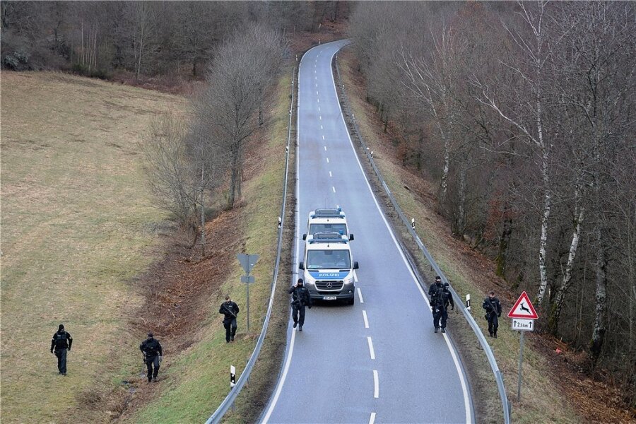 "Die schießen auf uns!" Was ist in Kusel geschehen? - Polizeibeamte durchsuchen das Gelände an der Kreisstraße 22 in Mayweilerhof (Rheinland-Pfalz), rund einen Kilometer von dem Tatort entfernt, an dem zwei Polizeibeamte durch Schüsse getötet wurden. 