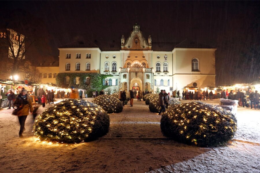 Die Schlossweihnacht gibt es nicht mehr: Was Besucher stattdessen in der Weihnachtszeit in Waldenburg erwartet - Blick zur Fassade des Schlosses: Hier ist in der Adventszeit für eine besondere Lichtillumination gesorgt.