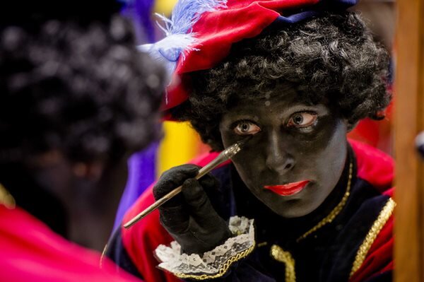 Die Schminke und der Rassismus: "Blackfacing" ist der Anglizismus des Jahres - Eine Frau schminkt sich als Zwarte Piet.