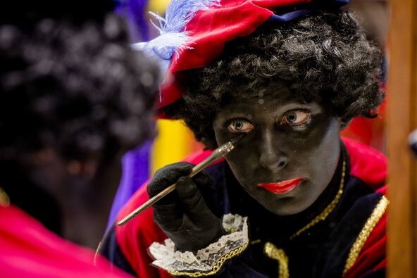 Die Schminke und der Rassismus: "Blackfacing" ist der Anglizismus des Jahres - Eine Frau schminkt sich als Zwarte Piet.