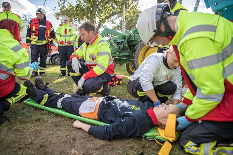Die schnellsten Helfer Mittelsachsens trainieren in Halsbrücke erstmals gemeinsam - Die schnelle Erstversorgung ist die Aufgabe der First-Responder-Einsatzkräfte, die bei der Feuerwehr angesiedelt, aber rein medizinische Helfer sind.