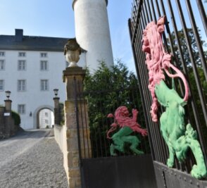Die Schönbergs rufen zum 113. Familientreffen - Das Schönbergsche Familienwappen findet sich auch heute noch am Schloss Purschenstein in Neuhausen. Der Herrensitz gehörte etwa ab der zweiten Hälfte des 14. Jahrhunderts bis 1945 der Familie von Schönberg. Am Samstag ist es im Besitz einer niederländischen Familie, die es als Hotel führt.
