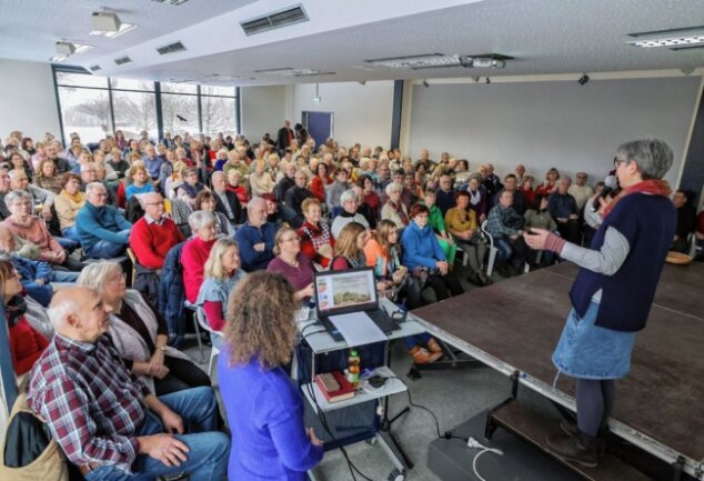Die Schönburger waren Herrscher, aber auch Gönner - Volles Haus: Etwa 150 Gäste wollten am Sonntag den Vortrag zu den Schönburgern im Kulturpalais hören. Anne-Sophie Berner als Gastgeberin musste mit dafür sorgen, dass alle eine Sitzgelegenheit fanden.