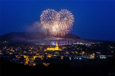 Die schönsten Bilder von der Annaberger Kät - Von der Frohnerhöhe hat man einen spektakulären Blick auf das Feuerwerk, hier im Jahr 2023.