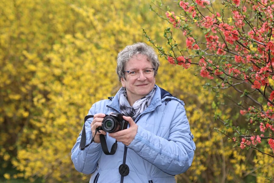 Die schönsten Ecken von Zwickau: Diese Frau setzt sie auf Fotos in Szene - Marion Nothard aus Zwickau fotografiert gern leuchtende Blütenpracht. Diesmal steht sie selbst am Schwanenteich als Motiv vor der Kamera.