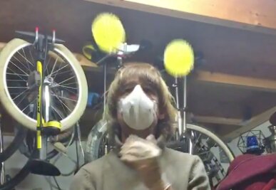 Die schwierige Jonglage mit dem Virus - Künstler Djanko Lemon, der lange in Rochlitz gelebt hat, jongliert in einem Internetvideo mit dem Corona-Virus - in Form gelber Bälle. 