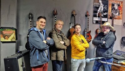 Die Siegel-Band ist zurück - Die Siegel-Band in ihrem Proberaum (von links): Ralf Gründig, Olaf Jandeisek, Lukas Rietzsch und Steffen Siegel. Am 5. November laden sie wieder zum Forever-Young-Festival in den Amorsaal ein. 