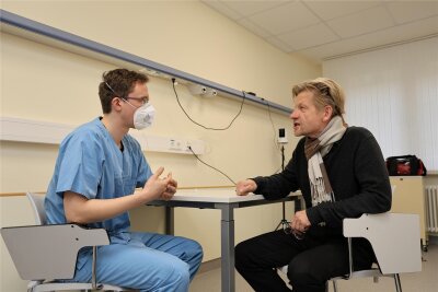 „Die simulieren doch nur!": Schauspiel-Patienten am Klinikum Chemnitz - Marius Marx (r.) ist freiberuflicher Schauspieler und Teil der Simulationspatienten. Hier im Bild mit Christopher Wolff.