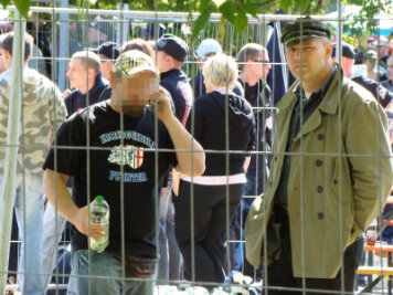 Die "Soli-Grüße" des Thomas G. - Thomas G. (links) mit dem Hamburger Neonazi und NPD-Mitglied Thomas Wulff beim Rechtsrockfestival "Fest der Völker" 2008 in Altenburg.
