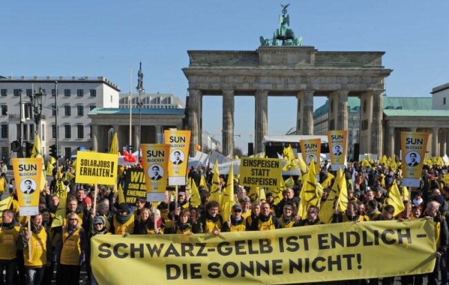 <p class="artikelinhalt">Rund 700 Solarworld-Mitarbeiter aus Freiberg und Bonn demonstrierten am Montag in Berlin. </p>