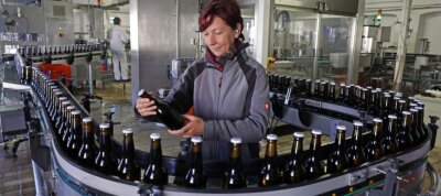 Die Sorgen der Brauereien: Warum Bier bald teurer wird - Die Brauerei Gersdorf bekommt ihre Quellkohlensäure derzeit vor allem deshalb, weil sie schon sehr lange mit ihrem Lieferanten zusammenarbeitet. Sind alle Rohstoffe da, werden bei Jacqueline Ebersbach (Foto) bis zu 10.000 Flaschen in der Stunde abgefüllt.