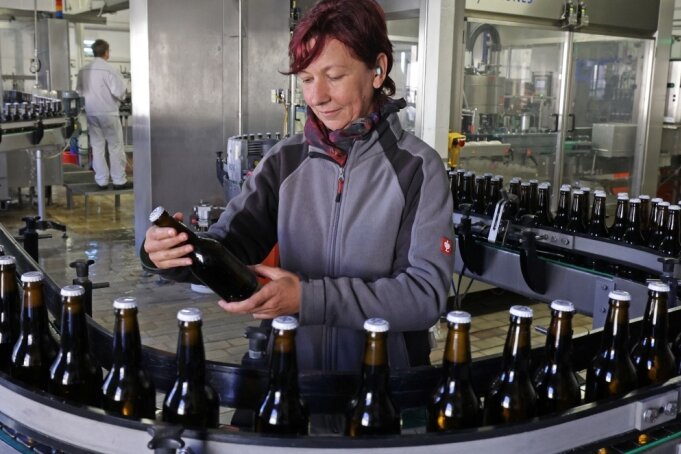 Die Brauerei Gersdorf bekommt ihre Quellkohlensäure derzeit vor allem deshalb, weil sie schon sehr lange mit ihrem Lieferanten zusammenarbeitet. Sind alle Rohstoffe da, werden bei Jacqueline Ebersbach (Foto) bis zu 10.000 Flaschen in der Stunde abgefüllt.