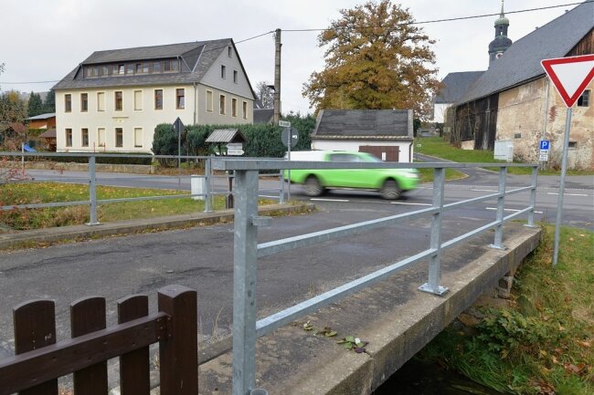 Eine Holperpiste - das ist die Alte Salzstraße in Helbigsdorf im Bereich der Brücke. Die Straßensanierung soll laut dem Bürgermeister in den Bedarfsplan der Gemeinde aufgenommen werden. Wann genau die Arbeiten erfolgen, steht aber noch nicht fest. 