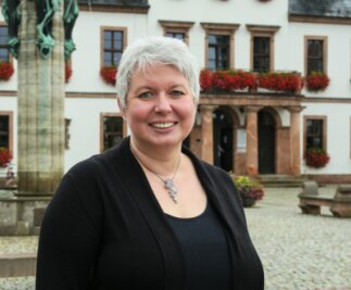 Die soziale Liberale - Monique Woiton lebt zwar in Schwarzenberg, schätzt aber auch Rochlitz, vor dessen Rathaus dieses Foto entstand.