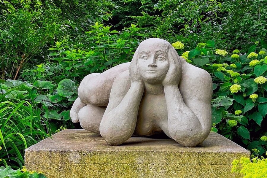 Die "Sphinx" von Ingeborg Hunzinger im Schloßbergpark Chemnitz: Das ruhende Rätsel - 