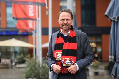 Die Stadt, die zum deutschen Meister gehört: Leverkusen - Oberbürgermeister Uwe Richrath mit Bayer-Fanschal.