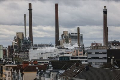 Die Stadt, die zum deutschen Meister gehört: Leverkusen - Prägend: Hinter Wohnhäusern sind die Anlagen des Werkes von Bayer in Leverkusen zu sehen.