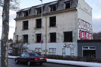 Die Stadt Zwickau und ihre Ruinen – Warum tut sich so selten etwas? - Seit Jahren steht das Haus an der Uhdestraße (B93) leer. Die Fenster fehlen und Schmierer haben sich an der Wand verewigt. Ändern soll sich am Zustand des Hauses nichts.