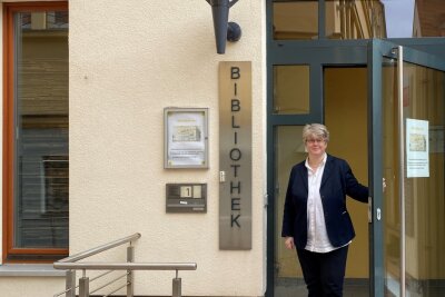 Noch steht Bibliothek an dem Gebäude. Künftig wird es von ihrer Behörde genutzt, erklärt Daniela König.