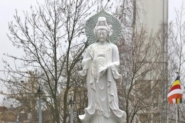 Im Hof der ehemaligen Gaststätte und Kegelbahn an der Lippoldsruh trotzt die weibliche Statue Wind, Wetter und den Behörden. 