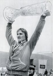 Die Sternstunde eines Klingenthalers - 20. März 1983 in Harrachov: Klaus Ostwald stemmt den riesigen Siegerpokal in die Höhe.