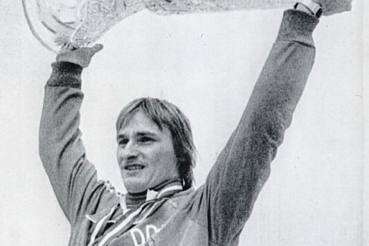 Die Sternstunde eines Klingenthalers - 20. März 1983 in Harrachov: Klaus Ostwald stemmt den riesigen Siegerpokal in die Höhe.