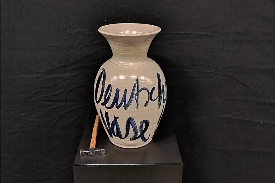 "Deutsche Vase" (2017) mit Zubehör - der Künstler denkt an alles.