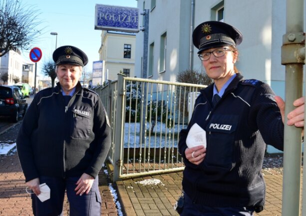 Polizeihauptmeisterin Katrin Michel (links) ist seit 1994 bei der Polizei und in der Prävention tätig. Polizeihauptmeisterin Peggy Schröder-Bischoff ist seit 1991 im Dienst, jetzt als Bürgerpolizistin hier in Frankenberg. 